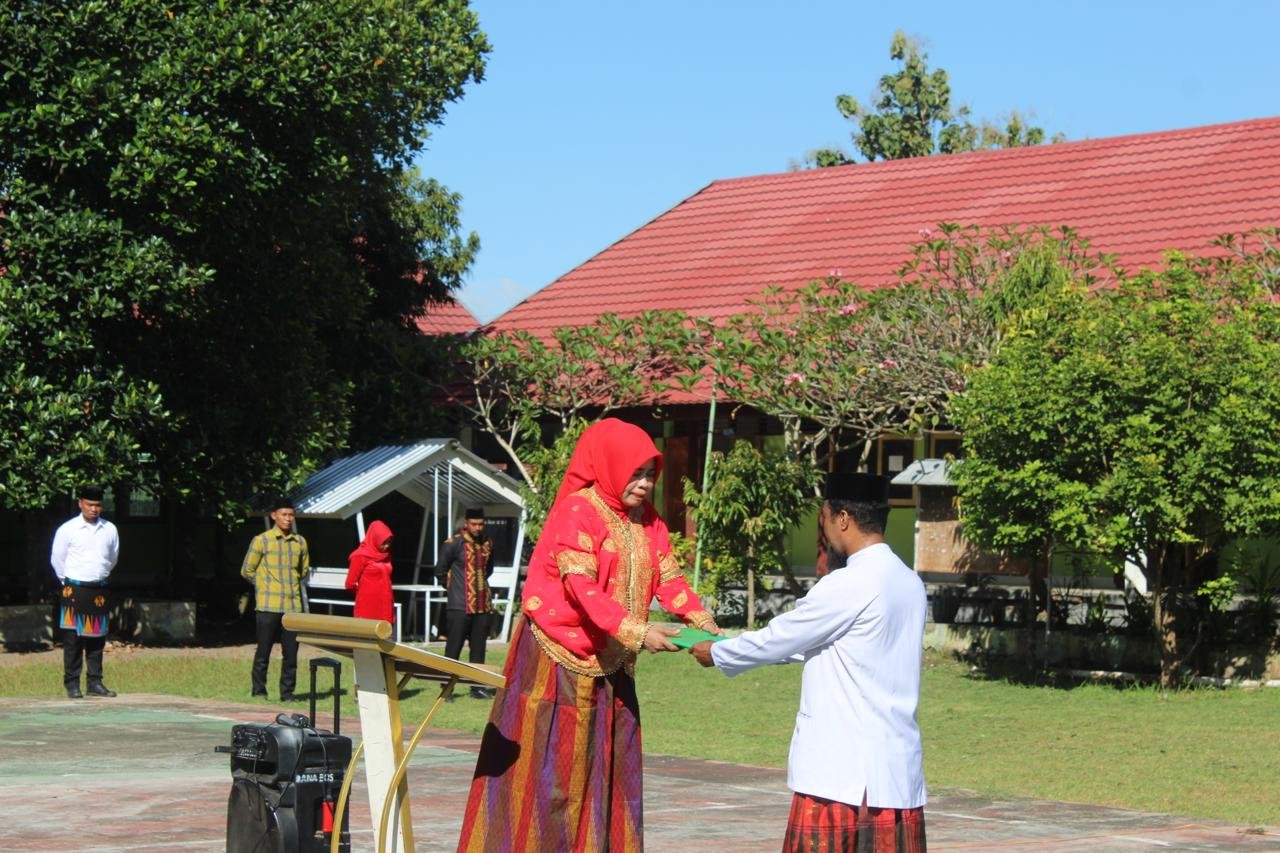 Kepala Sekolah Jadi Pembina Upcara